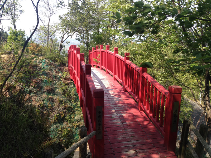 月見の森 赤い橋
