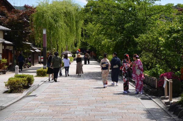 京都宇治の石畳の通りと着物の女性